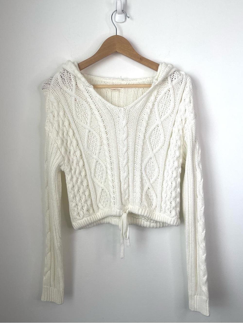 Aeropostale White V-Neck Cable Knit Sweater size Small